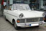 Opel Rekord P2 Coupe, produziert von 1961 bis 1963. Während die P2 Limousine bereits im August 1960 vorgestellt wurde, folgte das Coupe genau ein Jahr später. Das Coupe war grundsätzlich mit dem stärksten Motor ausgestattet. Dieser Vierzylinderreihenmotor leistet 60 PS aus einem Hubraum von 1680 cm³. Ein solches Coupe schlug mit einem Kaufpreis von DM 7675,00 zu Buche. Oldtimertreffen in Heiligenhaus am 12.09.2021.