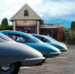 eine ganze Ansammlung der extrem seltenen Panhard CD, fotografiert auf dem internationalen Panhardtreffen in Speyer. Das Hintergrundbild zeigt die Garage eines Oldtimer-Freundes, eigentlich ein Fan der Marke Rolls-Royce.