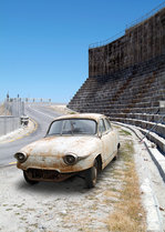 Panhard 17b, die  Baustelle  eines Clubkameraden im Panhard-Club, von mir in das Foto der Staumauer eines Stausees in Portugal einmontiert.