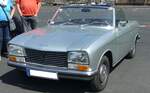 Peugeot 304S Cabriolet im Farbton gris clair, produziert in den Jahren von 1970 bis 1975 im Werk Sochaux.