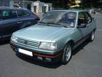 Peugeot 309XR in der dreitürigen Version. Das Modell 309 war von 1985 bis 1993 im Verkaufsprogramm der Marke aus Sochaux. Das Fahrzeug war auch füntürig lieferbar. Die Ausstattungsversion XR war mit zwei verschiedenen Vierzylinderreihenmotoren bestellbar: 1360 cm³ mit einer Leistung von 75 PS oder 1580 cm³ mit 92 PS. Franzosentreffen an Mo´s Bikertreff in Krefeld am 11.07.2020.