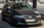 Hier ist ein Peugeot 306 zu sehen. Die Aufnahme stammt von 08.2023.