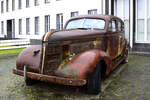 Pontiac 6 Sedan (1937) Wrack vor der Motorworld Köln. 
Aufnahme am 16.11.2021 