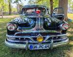 =Pontiac Eight hat einen schattigen Platz bei der Oldtimerausstellung bei Schloss Fasanerie gefunden, 06-2025