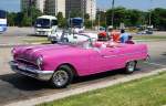 Pontiac Cabriolet aus den 50er Jahren auf dem Platz der Revolution in Havanna.