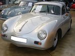 Porsche 356 A 1600 Super Coupe. 1955 - 1959. Der abgelichtete Wagen entstammt dem letzten Produktionsjahr. Der 4-Zylinderboxermotor aus Leichtmetall hat einen Hubraum von 1582 cm³ und leistet 75 PS. Classic Remise Düsseldorf am 06.11.2016.