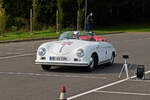 Porsche 356, 1500 Speedster, BJ 1955, erreicht nach seiner Runde auf dem Parkplatz den Punkt der Zeitabnahme. 01.10.2021