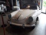 Porsche 356 B Super 90 Cabriolet, der Modelljahre 1960 bis 1963. Ein solches Cabriolet kostete bei seiner Vorstellung im Juli 1960 mindestens DM 15700,00. Der im Heck verbaute Vierzylinderboxermotor leistet 90 PS aus einem Hubraum von 1582 cm³. Die Höchstgeschwindigkeit wurde damals mit 180 km/h angegeben. Zylinderhaus in Bernkastel-Kues am 23.05.2024.