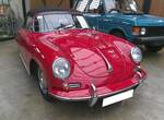 Porsche 356B T5 1600 Cabriolet aus dem Modelljahr 1961. Für ein solches Cabriolet musste der  Käufer damals mindestens DM 14.950,00 auf die Theke des Porsche-Händlers legen. Dieser 356´er ist mit dem mittleren, damals lieferbaren Motor, für dieses Modell ausgerüstet. Der im Heck verbaute, Gebläse gekühlte, Vierzylinderboxermotor hat einen Hubraum von 1582 cm³ und leistet 75 PS. Das gezeigte Cabriolet wurde ursprünglich in die USA ausgeliefert und fand im Jahr 1992 den Weg zurück in sein Heimatland. Classic Remise Düsseldorf am 15.01.2026.