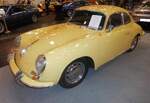 Porsche 356 1600SC Coupe im Farbton kanariengelb. Der 356 C war das letzte Modell der �ra Porsche 356. Von Juli 1963 bis April 1965 liefen 16.668 Modelle vom Typ 356 C vom Band. Das abgelichtete Coupe stammt aus dem letzten Modelljahr 1965. Der luftgek�hlte Vierzylinderboxermotor hat einen Hubraum von 1582 cm� und leistet im SC 95 PS. Das Porsche-Werk gab die H�chstgeschwindigkeit damals mit 185 km/h und den Verbrauch mit 8,2 Litern Kraftstoff auf 100 Kilometern an. Retro Classic Essen am 09.04.2026.