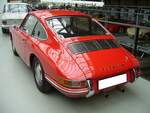 Heckansicht eines Porsche 911 aus dem Jahr 1966 im Farbton signalrot. Classic Remise Düsseldorf am 26.05.2022.