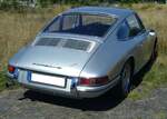 Porsche 911 im Farbton silber. Dieser frühe Porsche 911 wurde im April des Jahres 1966 zugelassen. Der im Heck verbaute, gebläsegekühlte, Sechszylinderboxermotor hat einen Hubraum von 1991 cm³ und leistet 130 PS. Oldtimertreffen am Flughafen Essen/Mülheim am 07.08.2022.