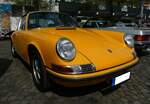 Porsche 911 2.4T Targa aus dem Jahr 1972. Der erste Porsche mit einem Targa-Dach wurde im September 1965 auf der Frankfurter IAA vorgestellt. Der gezeigte Targa ist im Farbton gulf orange lackiert. Es handelt sich um ein so genanntes  Ölklappenmodell . Der im Heck verbaute, gebläsegekühlte, Sechszylinderboxermotor hat einen Hubraum von 2311 cm³ und leistet 140 PS. 15. Oldtimertreffen des AMC Essen-Kettwig am 01.05.2023.
