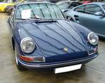 Porsche 911 aus dem Jahr 1966 im eleganten Farbton dunkelblau. Dieser frühe Porsche 911, ein so genannter SWB ( s hort w heel b ase) wurde im August 1966 erstmalig in Deutschland zugelassen. Der im Heck verbaute, gebläsegekühlte, Sechszylinderboxermotor hat einen Hubraum von 1991 cm³ und leistet 131 PS. Classic Remise Düsseldorf am 12.07.2023.