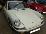 Porsche 911 aus dem Jahr 1966 im Farbton hellelfenbein. Dieser frühe Porsche 911, ein so genannter SWB ( s hort w heel b ase), wurde im November 1966 erstmalig im pfälzischen Kaiserslautern zugelassen. Der im Heck verbaute, Gebläse-gekühlte, Sechszylinderboxermotor hat einen Hubraum von 1991 cm³ und leistet 131 PS. Classic Remise Düsseldorf am 15.01.2026.