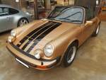 Porsche 911 Targa 2.7 MFI der Baureihe 930 im Farbton comet diamantmetallic aus dem Jahr 1975.