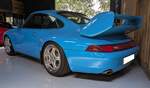 Heckansicht eines Porsche 911 Carrera RS im Farbton riviera blau aus dem Jahr 1995. Ausstellungsraum des Oldtimer-H�ndlers  Ignition Sheed  in Abergavenny/S�d Wales am 17.05.2025.