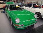 Porsche 911E Targa aus dem Jahr 1971. Ein solches Targa-Modell kostete damals mindestens DM 29.200,00. Der im Heck verbaute, gebl�segek�hlte, Sechszylinderboxermotor hat einen Hubraum von 2195 cm� und leistet als Einspritzer (Foto) 155 PS, w�hrend die Vergaserversion lediglich 125 PS leistet. Dieser 911´er d�rfte im Farbton signalgr�n lackiert sein. Techno Classica Salon in Dortmund am 25.09.2026.