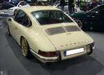 Heckansicht eines etwas  aufgepimpten  Porsche 912. Essen Motorshow am 06.12.2023.