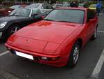 Porsche 924, gebaut von 1976 bis 1984. Mit dem 924 stellten die Zuffenhausener ein Einsteigermodell vor. Der Vierzylinderreihenmotor des 924 stammte aus dem Regal der Konzernmutter VW/Audi, hat einen Hubraum von 1984 cm³ und leistet 125 PS. Somit war der 924 der erste Porsche mit einem wassergekühlten Motor. Der gezeigte 924´er ist im Farbton indischrot lackiert. Oldtimertreffen am Cafe del Sol in Gelsenkirchen am 12.10.2025.