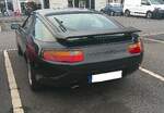 Heckansicht eines Porsche 928 S4 im Farbton Brilliantschwarzmetallic aus dem Jahr 1986.