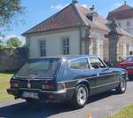 =Reliant Scimitar GTE auf der Zufahrt zur Oldtimerausstellung bei Schloss Fasanerie, 06-2025