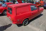 Profilansicht eines Reliant Robin Kastenwagen. Seit 1973 produzierte die Reliant Motor Company in Tamworth/Staffordshire den dreirädrigen Kleinwagen  Robin . Das Modell war als dreitürige Kombi-Limousine mit Heckklappe. Kombi und Lieferwagen (Foto) bestellbar. Da das Modell mit seiner GFK-Karosserie unter 450 Kilogramm wog, konnte es mit einem Motorradführerschein gefahren werden. Wegen dieser GFK-Karosserie und seiner speziellen Form wird das Modell in GB oft als  Plastikschwein (Plastic Pig) bezeichnet. Der Vierzylinderreihenmotor hatte anfänglich einen Hubraum von 748 cm³ mit einer Leistung von 32 PS. Zum Modelljahr 1975 vergrößerte man den Hubraum auf auf 848 cm³ mit einer Leistung von genau 40 PS. Classic car show at Chepstow race course/South Wales am 27. April 2025.