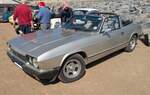 Reliant Scimitar GTC im Farbton brecon gold. Zwischen 1980 und 1986 setzte die 'Sportwagenschmiede' Reliant aus Tamworth/Staffordshire insgesamt nur 442 Exemplare dieses Typs ab. Die Karosserie besteht aus leichtem Fiberglas aufgebaut auf ein Stahl-C ...