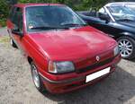 Renault Clio der ersten Serie, wie er von Herbst 1990 bis 1998 produziert wurde. Der Nachfolger des legendären Renault R5 wurde im Jahr 1991 prompt zum  Auto des Jahres  gewählt. Das Modell war drei- und fünftürig lieferbar. Später kam noch ein viertüriges Stufenheckmodell namens Thalia hinzu. Das Auto war in etlichen Ausstattungs- und Motorisierungsvarianten lieferbar. Die Vierzylinderreihenmotoren hatten Hubräume von 1171 cm³ bis 1870 cm³. 16. Oldtimer-Festival an der  Alten Dreherei  in Mülheim an der Ruhr am 15.06.2024.