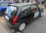 Ein rechts gelenkter Renault R5 GT Turbo aus dem Jahr 1987. Der Kleinwagen R5 erschien 1972. Der  Kleine Freund , wie er in der hiesigen Werbung genannt wurde, blieb mit einigen Facelifts und technischen Optimierungen bis ins Jahr 1994 im Programm der Franzosen. Im Jahr 1987 erfolgte eine gro�e Modellpflege. �u�erlich erkennbar am ge�nderten K�hlergrill, bei dem der Renault-Rhombus auf die linke Fahrzeugseite verschoben wurde. Der gezeigte R5 GT Turbo mit �berrollk�fig stammt aus dem Modelljahr 1987. Der Vierzylinderreihenmotor mit Turboaufladung hat einen Hubraum von 1397 cm� und leistet serienm��ig 115 PS. Die H�chstgeschwindigkeit dieses  Kraftzwergs  wurde von Renault mit 201 km/h angegeben. Andere Quellen sprechen von 206 km/h. Brynmawr Classic Car Show/South Wales am 26.07.2026.