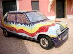 für die Kunst zweckentfremdeter Renault R5 / gesehen in Lagos (Distrikt Faro/Portugal), 07.10.2005