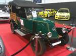 Renault 10CV auch Typ IC genannt. Dieses Modell wurde nur im Jahr 1921 als offener Tourenwagen gebaut. Das hier gezeigte Fahrzeug wurde irgendwann in den 1930´er Jahren zu einem behelfsmäßigen Transportfahrzeug umgebaut. Typisch für die Renault-Modelle jener Zeit ist die Motorhaube, die vielfach auch  umgedrehte Kohlenschaufel  genannt wurde. Der wassergekühlte Vierzylindermotor hat einen Hubraum von 2121 cm³ und leistet rund 10 PS. Essen Motor Show am 28.11.2025.