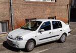Hier ist ein Renault Thalia (erste Generation, pre-Facelift) zu sehen. Foto: Juli, 2023.