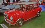 Riley Elf MK III. Basierend auf dem bereits 1959 vorgestellten Mini brachte die Marke Riley im Jahr 1961 das Modell Elf heraus, das bis 1969 in drei Baureihen, genannt MK1 bis MK3, produziert wurde. Der Riley Elf war im Grunde ein Mini, der mit einem anderen Kühlergrill und einem angesetzten Kofferraum versehen wurde. Dazu bekam er noch eine noblere Innenausstattung. Der MK3 wurde von 1966 bis 1969 produziert. Angetrieben wird der Elf MK III von einem Vierzylinderreihenmotor, der aus einem Hubraum von 998 cm³ rund 39 PS leistet. Retro Classics in Essen am 09.04.2026.
