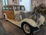 Der Rolls-Royce 20/25 war das Einsteiger-Modell der Rolls-Royce Ltd. in der Zwischenkriegszeit. Er wurde zwischen 1929 und 1936 gebaut, erfreute sich enormer Beliebtheit und entwickelte sich zum meistverkauften Rolls Royce jener Zeit. Diese Verkaufserfolge ermöglichten es der Marke aus Crewe, die Schwierigkeiten der Weltwirtschaftskrise zu überstehen und eine der führenden Automarken zu bleiben. Insgesamt wurden 3.827 Exemplare des 20/25 (alle Modelle zusammen gerechnet) produziert, von denen angeblich heute noch über 70% auf den Straßen der Welt unterwegs sind. So weit mir bekannt ist, wurde der Karosserieaufbau dieses  Shooting break  im Jahr 1932 bei Crosbie & Dunn coachworks umgesetzt. Der Sechszylinderreihenmotor hat einen Hubraum von 3669 cm³ und leistet ca. 75 PS. Museo Automovilistico de Malaga/Spanien am 22.03.2026.