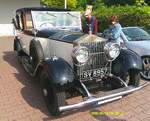 Rolls Royce 20/25 HP Landaulette de Ville by Brewster. Das Chassis dieses Rolls Royce 20/25 HP wurde 1930 gebaut und nach New York City ausgeliefert. Bei Brewster coachworks in New York wurde das Chassis mit einem so genannten Landaulette de Ville Aufbau versehen. Der Wagen verblieb nach seiner Fertigstellung im Privatbesitz des Firmenchefs: Mr. Frederick F. Brewster. Als dieser 1948 verstarb �bernahm seine Witwe das Fahrzeug und lie� sich damit standesgem�� zu ihren Shoppingtouren durch New York City chauffieren. Der Sechszylinderreihenmotor hat einen Hubraum von 3669 cm� und leistet ca. 75 PS. Oldtimertreffen Essen-Burgaltendorf am 10.05.2026. 