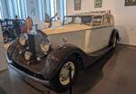 Rolls Royce Phantom III Sedanca de Ville aus dem Jahr 1937. Der Aufbau stammt angeblich von Barker & Co coachworks in London. Im 1936 vorgestellten Phantom III verbaute Rolls Royce erstmalig einen V12-Motor. Bis zum Beginn von WW2 und damit zur Einst ...