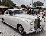 Hier ist ein Rolls-Royce Silver Cloud I aus dem Jahr 1957 zu sehen.