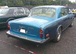 Heckansicht eines Rolls Royce Silver Shadow II aus dem Jahr 1980 in der Farbkombination caribbean blue/coronation blue.