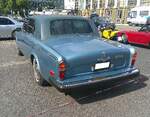 Heckansicht eines Rolls Royce Silver Wraith II im Farbton caribbean blue aus dem Jahr 1979.
