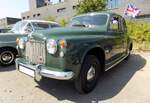 Rover P4 75 aus dem Jahr 1958. Der Rover P4 75 war das erste Modell der im Jahr 1949 erschienen P4 Baureihe. Bis zum Ende der Produktionszeit des Rover P4 gab es noch die Modelle P4 60, 80, 90, 95, 100, 105 und 110. Die Produktionszeit des P4 75 endete im Jahr 1954 nach knapp 43.300 Autos. Unter der Motorhaube verrichtet ein Sechszylinderreihenmotor mit einem Hubraum von 2103 cm� und einer Leistung von 75 PS seine Arbeit. Die Kraft wird mittels eines Vierganggetriebes auf die Hinterachse �bertragen. 