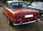 Heckansicht eines Rover P6 3500S im Farbton venetian red.