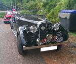 Rover Twelve Sports Tourer aus dem Jahr 1947. Rover Twelve Sports Tourer aus dem Jahr 1947. Dieses Modell kam bereits 1935 auf den Markt und wurde, bedingt durch WW2, 1940 eingestellt. Die Baureihe war damals als viert�rige Limousine, viert�riger Pha ...