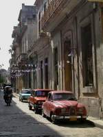 Saab 93 B in der Altstadt von Havanna. Er hat eine ungeteilte Frontscheibe, aber immer noch hinten angeschlagene Türen und stammt aus den Baujahren 1957-1959.
Eine typische Straßenszene: Hinter diesem Zweitakt-Oldtimer sind ein Lada 1500 und ein Polski-Fiat 126 zu sehen. Im Hintergrund fährt ein ZIL-LKW sowjetischer Herkunft.

Habana, Kuba
09-2003