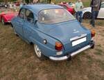 Heckansicht eines Saab 96 im Farbton carolina blue aus dem Jahr 1972.