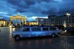 Die blaue Trabant Stretchlimousine auf großer XXL Trabi-Safari und Erlebnis Stadtrundfahrt bei Nacht in Berlin.