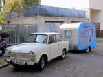 Sachsenring Zwickau: Trabant P601 mit einem einachsigen Wohnanhänger gesehen in Berlin am 14.