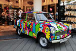 Graffiti Künstler & Mauerkünstler; Thierry Noir gestaltete diesen Trabant Modell:601   Erstzulassungsjahr:1989. Aufnahme am nahe Ales vor einem Berlin Store am 11.6.2017