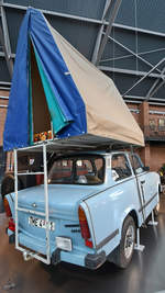 Ein Trabant P 601 mit Dachzelt, ausgestellt im Sächsischen Industriemuseum Chemnitz.