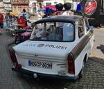 =Polizei-Trabant 601, Bj. 1986, 26 PS, 594,5 ccm, steht im Volkspolizei-Optik, bei der Oldtimerausstellung in Spangenberg, 05-2023. Ein Eyecatcher und/oder Aufregeobjekt für den ein oder anderen Bildbetrachter!